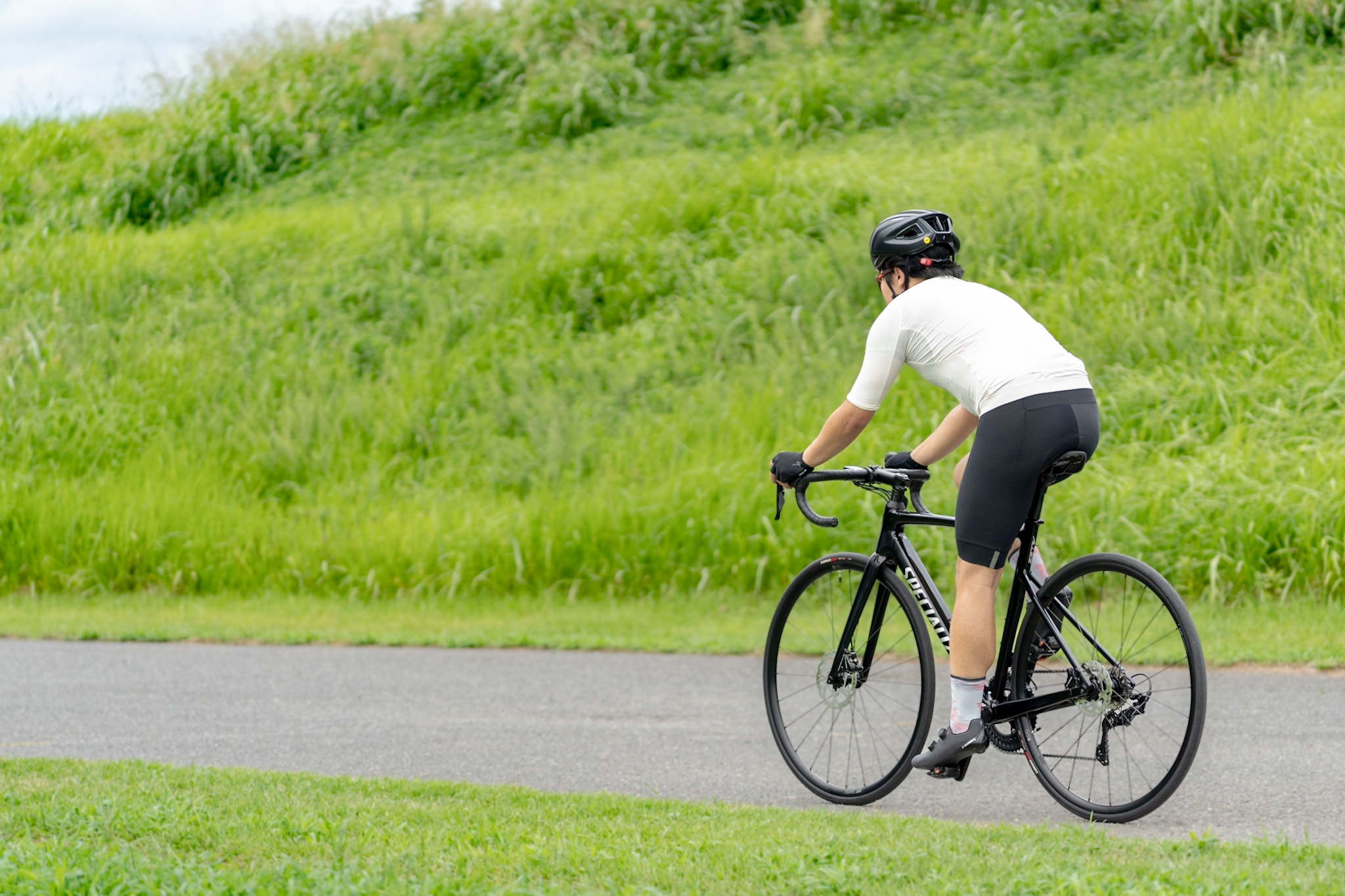 Allez Sprintで河川敷を走っているライダー