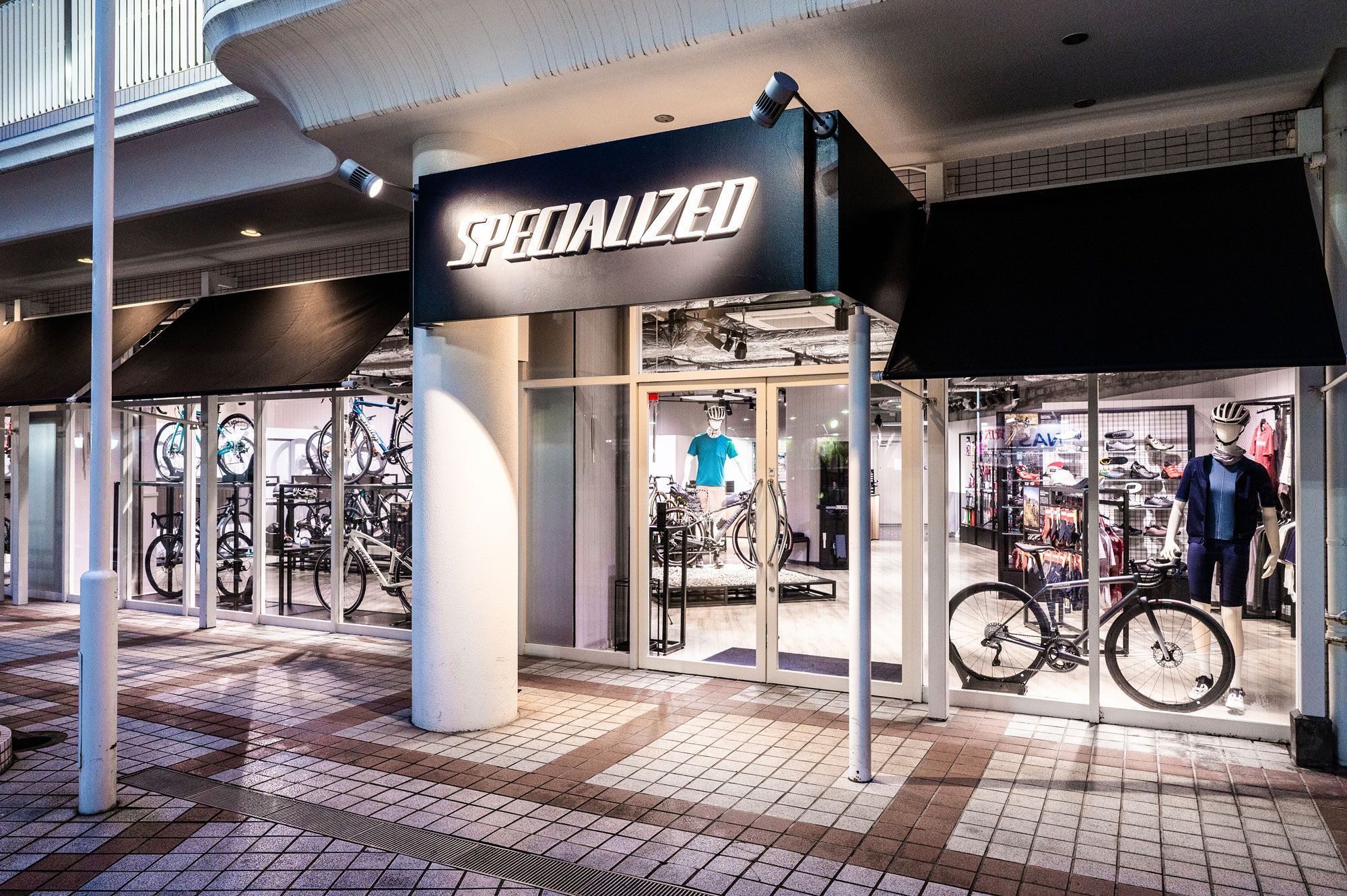 店頭で実際に製品を手に取ってみて下さい!スペシャライズドあべのへのアクセスを詳しく