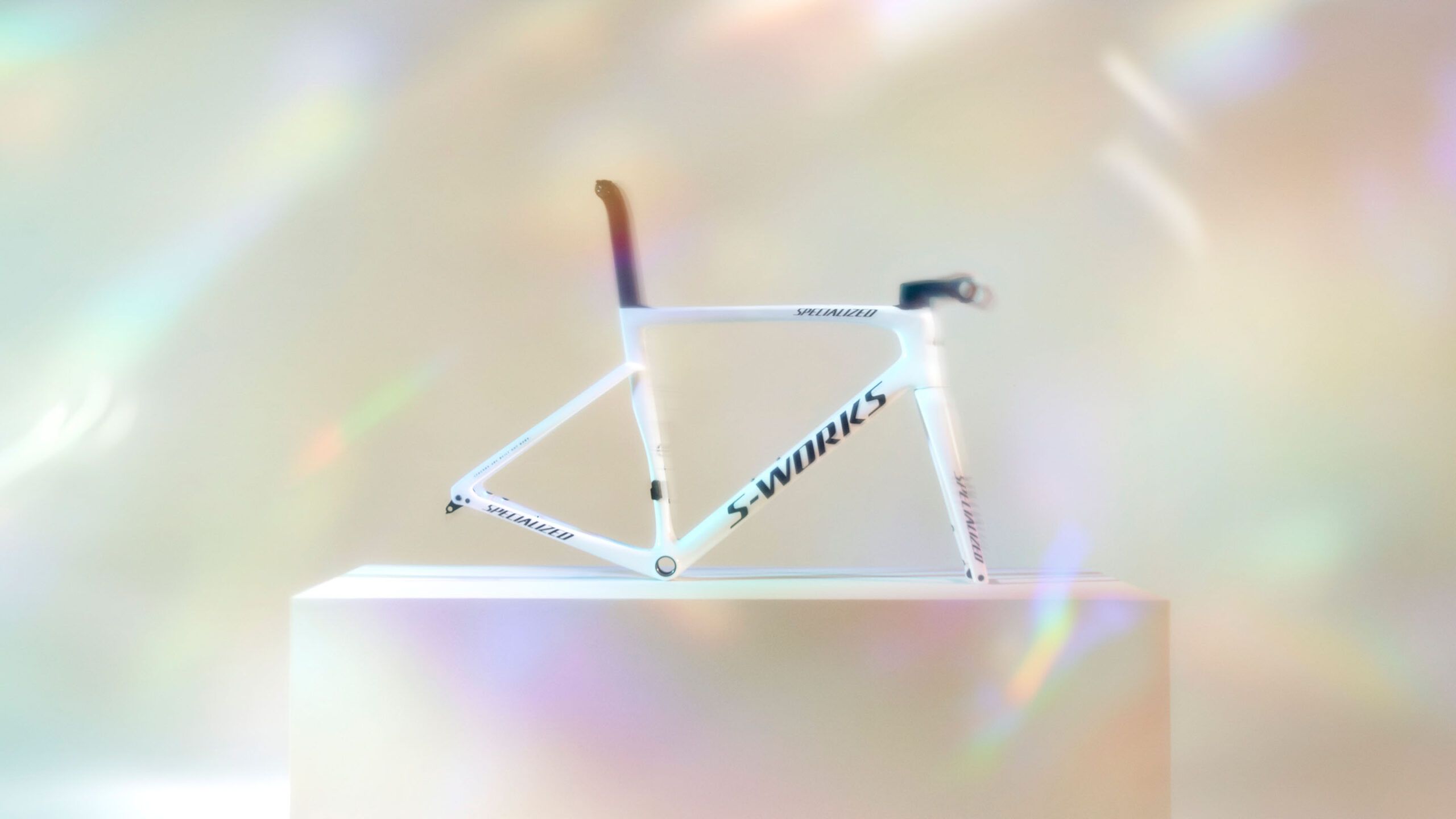 レムコ・エヴェネプールの世界選手権制覇を記念し、 Remco's Reign Tarmac SL7 フレームセットを発売します