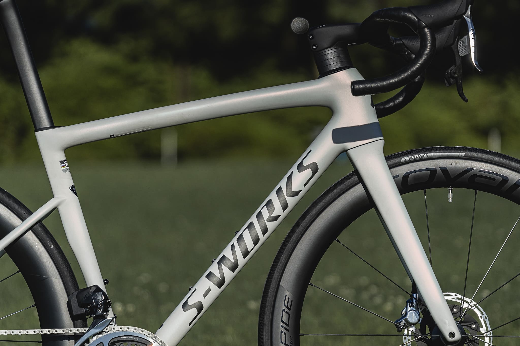 S-Works Tarmac SL8 カラー:サテンフォグティント/グリーンゴーストパール/レッドゴーストパールフェード