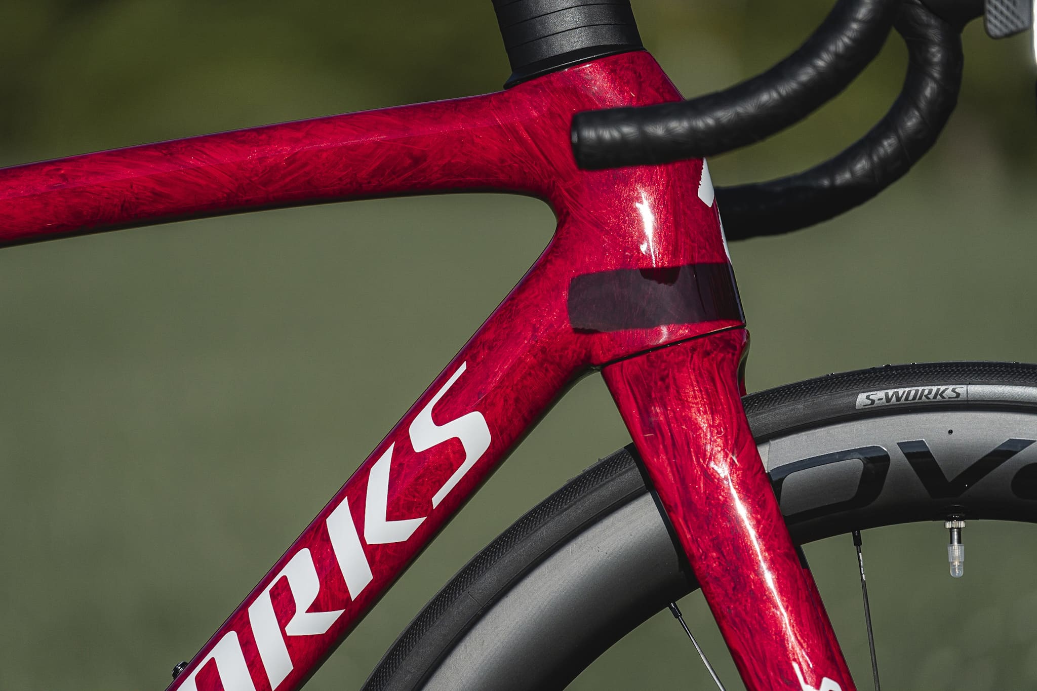S-Works Tarmac SL8 カラー:グロスレッドスカイ/ファイアリーレッドストラータ/サテンホワイト